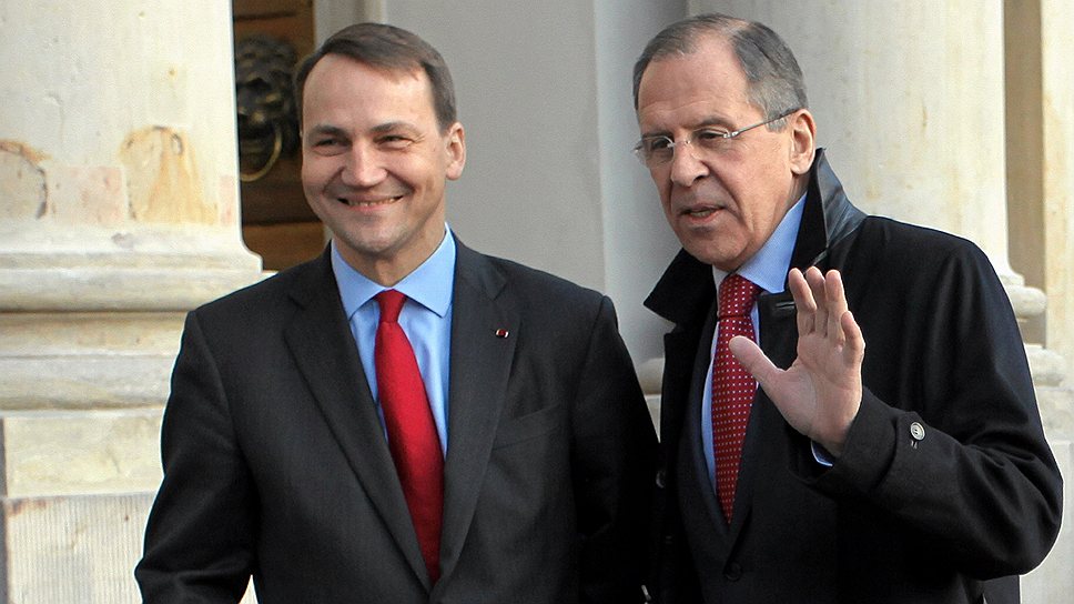 Министр иностранных дел Польши Радослав Сикорский (слева) и его российский коллега Сергей Лавров