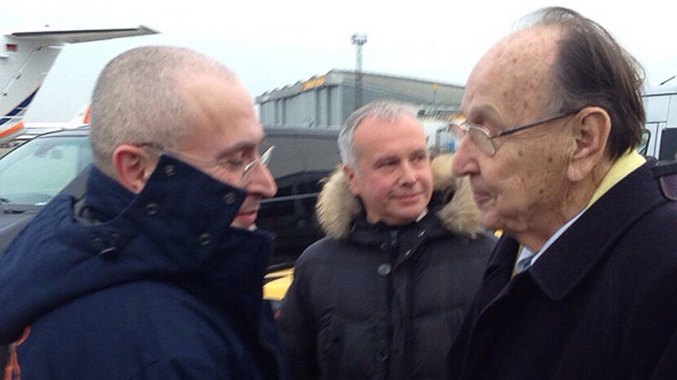Михаила Ходорковского в берлинском аэропорту Шенефельд встречал Ганс-Дитрих Геншер, поспособствовавший его освобождению 