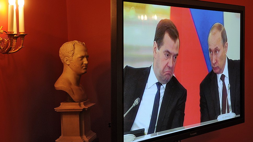 Президент Владимир Путин дал премьер-министру Дмитрию Медведеву еще пять месяцев на выполнение своих указов
