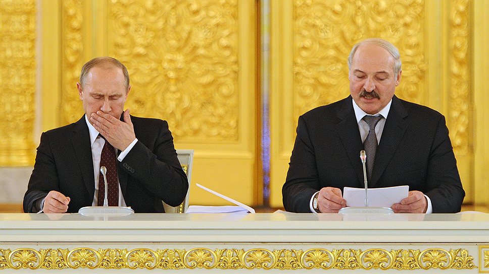 Президент России Владимир Путин (слева) и президент Белоруссии Александр Лукашенко (справа) во время заседания Высшего Государственного Совета (ВГС) Союзного государства в Кремле