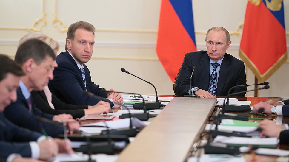 Старейшина понедельничных встреч с правительством Игорь Шувалов снова оказался по правую руку от президента