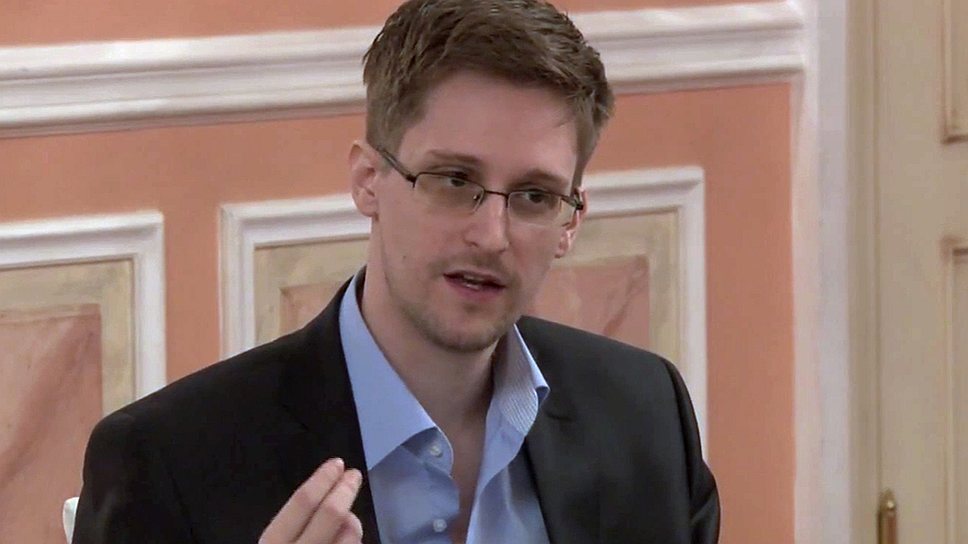 Как Эдвард Сноуден решал, продлевать ли ему статус беженца в России