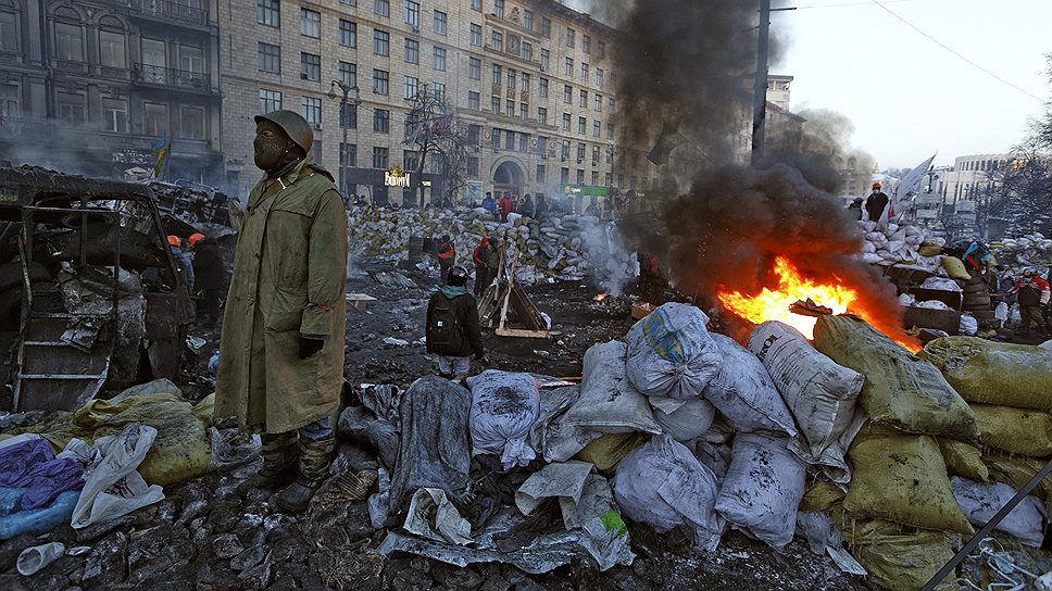 Евромайдан. Участники протестных акций на улице Грушевского у стадиона &amp;quot;Динамо&amp;quot; имени В.Лобановского