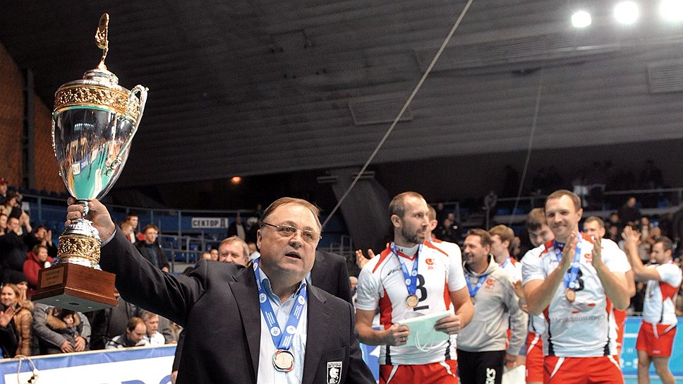 Команда Геннадия Шипулина (на переднем плане) уже целый год забирает все призы в российском волейболе