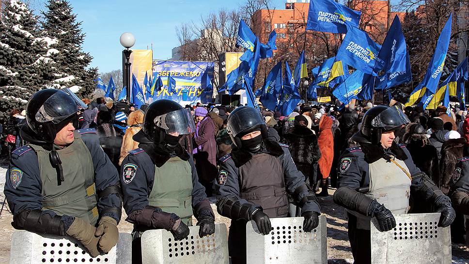 На примере Днепропетровска правящая Партия регионов пытается доказать, что на всякий Майдан она соберет свой Антимайдан