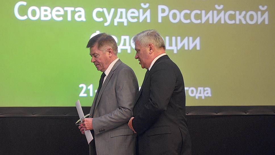 Председатель Верховного суда России Вячеслав Лебедев (слева) и председатель Совета судей России Дмитрий Краснов (справа) 
