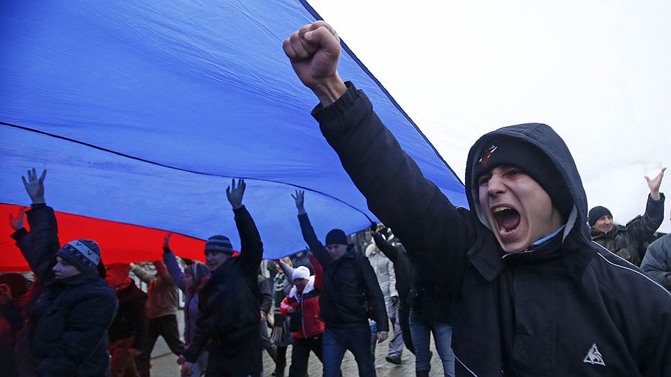 Крым идет на референдум о государственности под российскими флагами