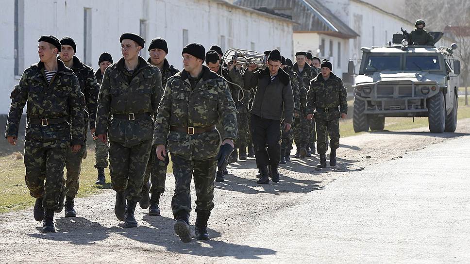Украинские воинские части в Крыму блокируют военные без опознавательных знаков. В итоге часть украинских военных перешла под команду властей автономии