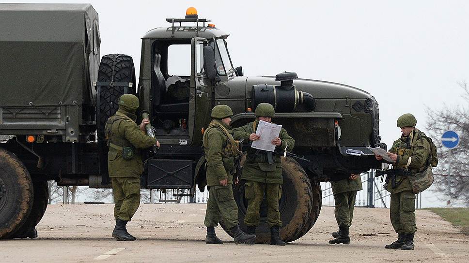 Украинские воинские части в Крыму блокируют военные без опознавательных знаков. В итоге часть украинских военных перешла под команду властей автономии
