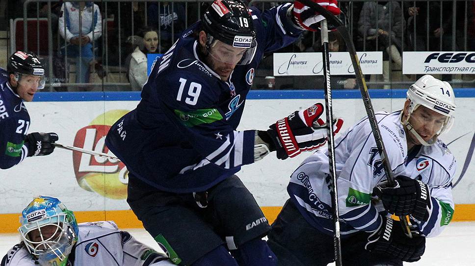 Владивостокский «Адмирал» (№19 Джастин Ходжмен) в своем первом же сезоне в КХЛ вышел в play-off