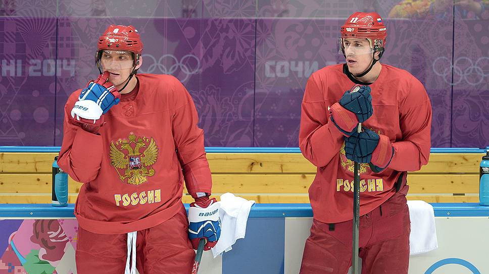 Члены сборной команды России по хоккею Александр Овечкин (слева) и Евгений Малкин (справа)