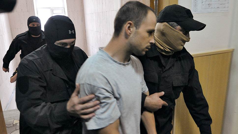 Вячеслав Исаев (в центре), как считает следствие, участвовал в подготовке убийства судьи Мосгорсуда Эдуарда Чувашова
