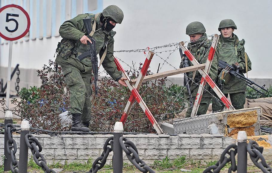 Военнослужащие у здания штаба ВМС Украины в Севастополе