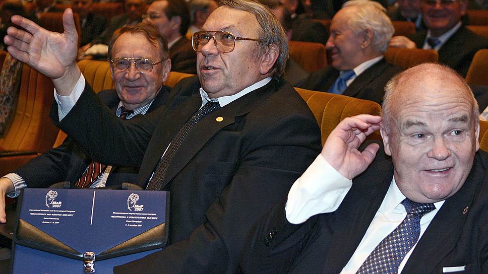 Евгений Велихов (справа) потерял место в президиуме РАН, которую к новым научным победам обещает вести Владимир Фортов (в центре)