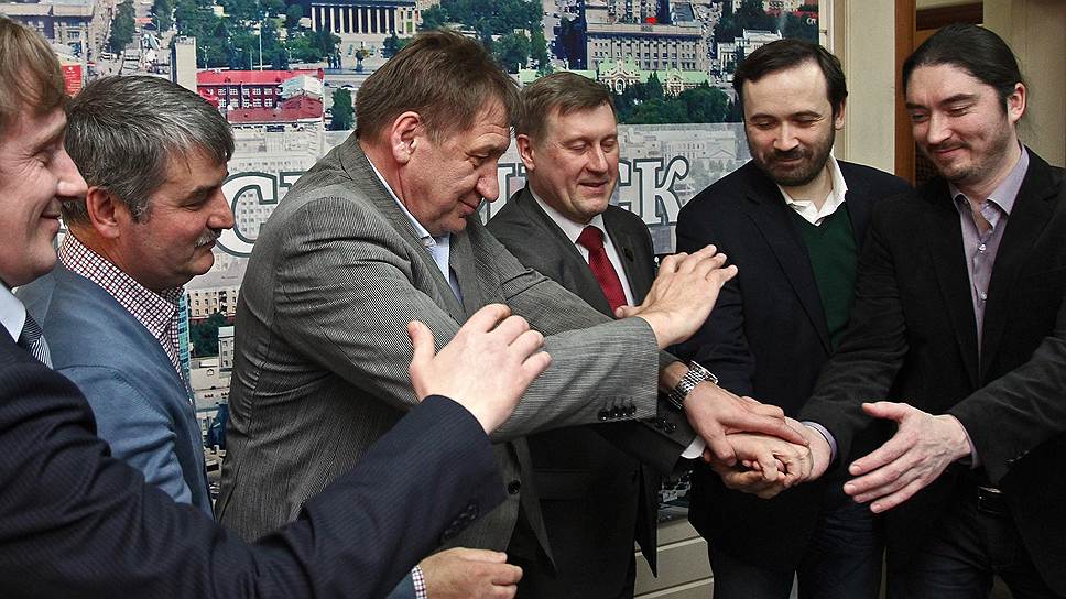 Анатолий Локоть (третий справа)  участникам оппозиционной коалиции на выборах мэра Новосибирска пообещал посты в случае победы 