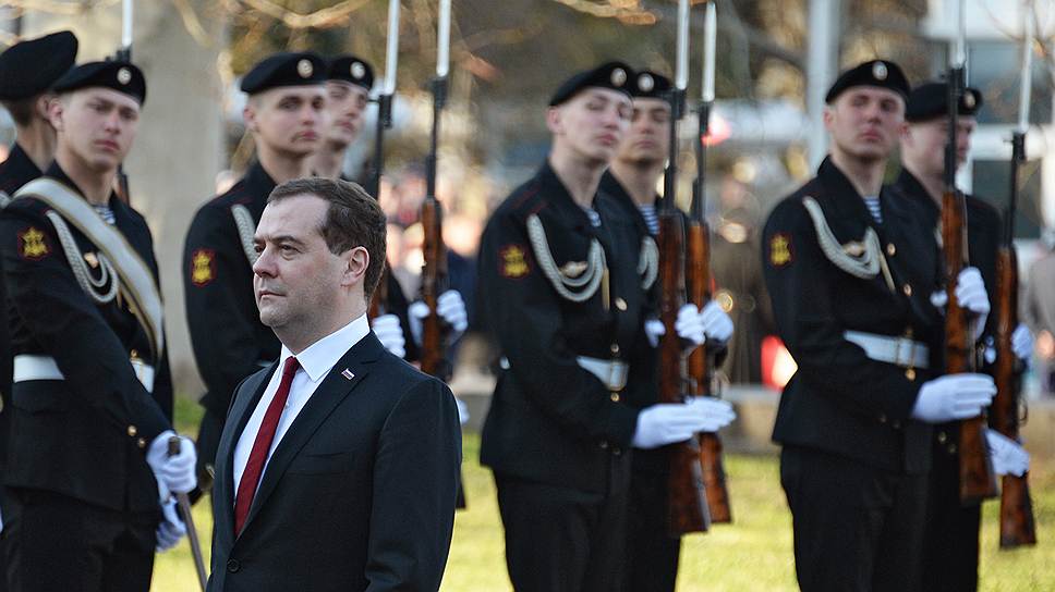 Премьер-министр Дмитрий Медведев вывез правительство на передовую фронта экономической интеграции Крыма с Россией