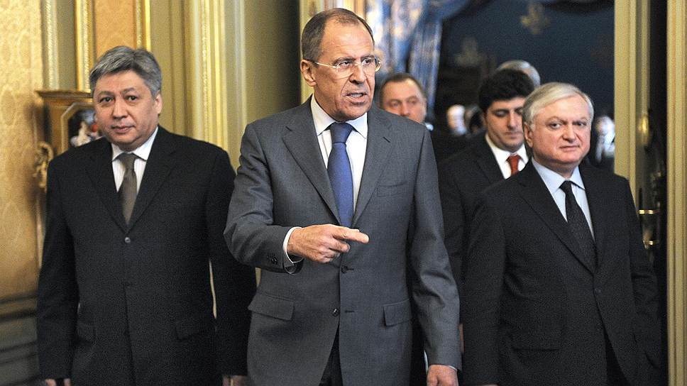 Глава МИД России Сергей Лавров (на фото в центре) попытался доказать коллегам по ОДКБ, что Украина не нарушила их единство