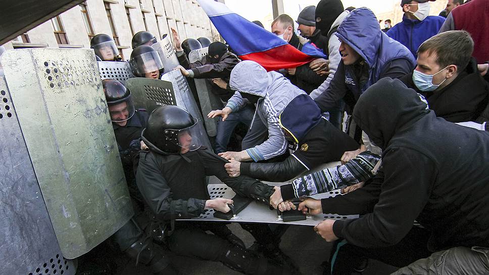 Милиционеры, защищавшие правительственные здания в Донецке, оказали протестующим символическое сопротивление