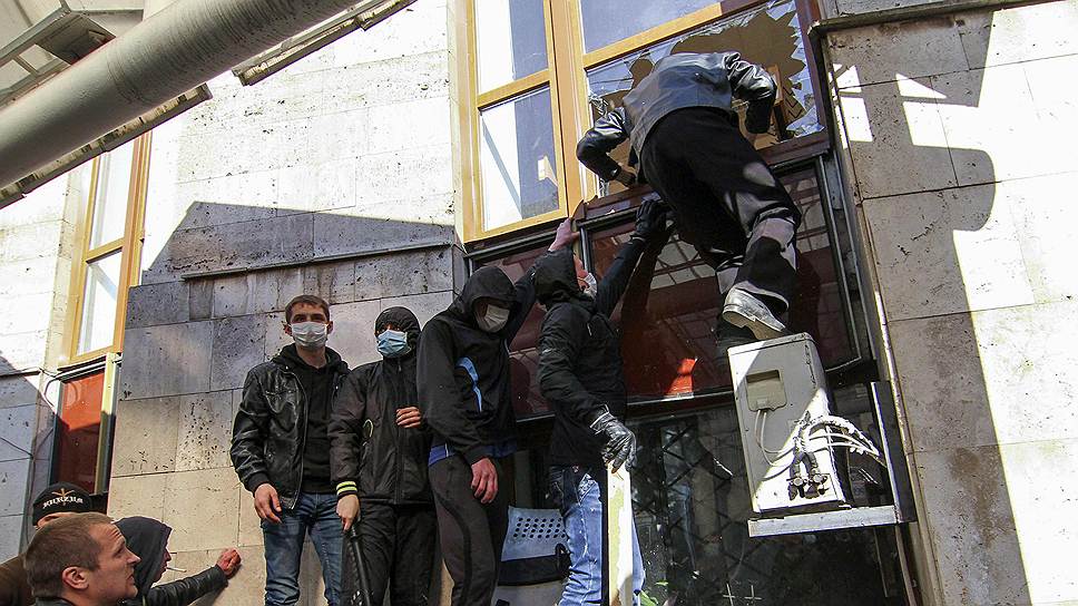 Здание обладминистрации в Донецке митингующим пришлось брать приступом