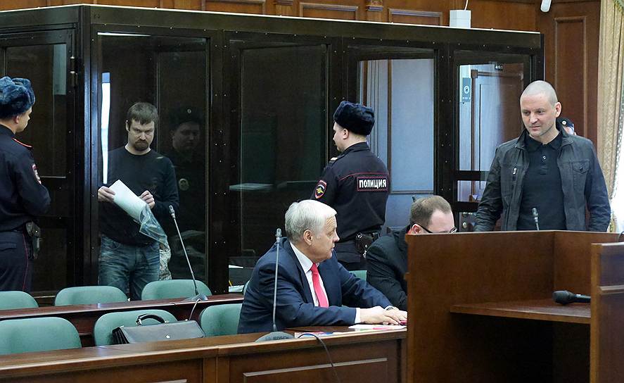 Обвиняемые в подготовке массовых беспорядков оппозиционеры Леонид Развозжаев (второй слева) и Сергей Удальцов (справа)