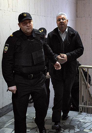 Арест Михаила Столярова (справа) может привести к отмене всенародных выборов мэра Астрахани
