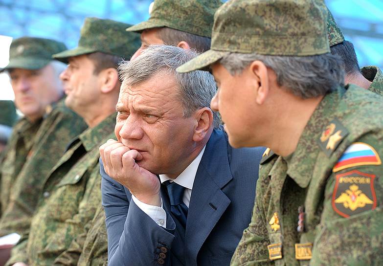 Российские военные под руководством замминистра по вооружениям Юрия Борисова (на фото слева) обнаружили в Крыму 23 оборонных предприятия