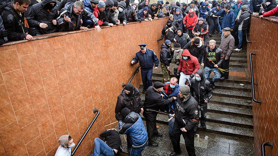 Политическая ситуация на Украине. Столкновения между участниками двух митингов - сторонников и противников федерализации