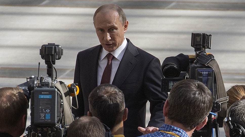 После прямой линии Владимир Путин нашел в себе силы подойти еще и к журналистам