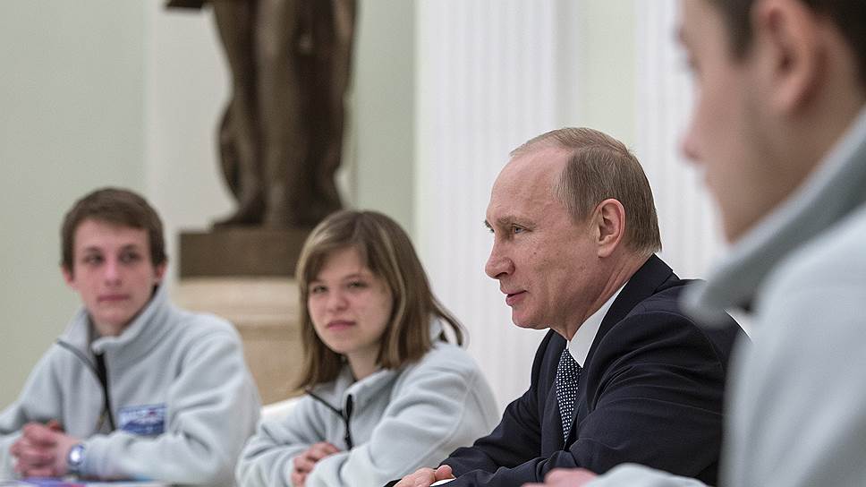 Президент России Владимир Путин встретился в Кремле с юными полярниками, которые только накануне сняли по три рукавицы с каждой руки, чтобы пожать ему руку