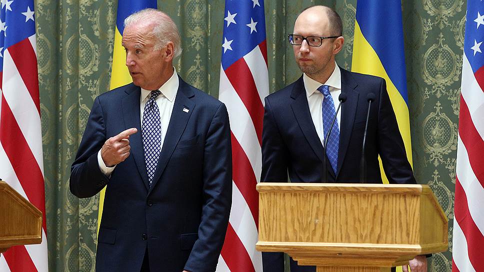Значительная часть переговоров вице-президента США Джо Байдена (слева) и украинского премьера Арсения Яценюка (справа) была посвящена России
