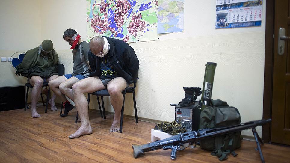 Трех офицеров Службы безопасности Украины ополченцы представили как военнопленных