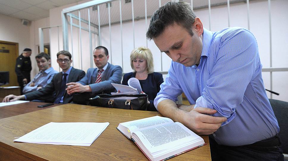 Защита Алексея Навального (справа) ходатайствовала о возвращении дела &amp;quot;Ив Роше&amp;quot; в прокуратуру из-за большого  количества ошибок и процессуальных нарушений 
