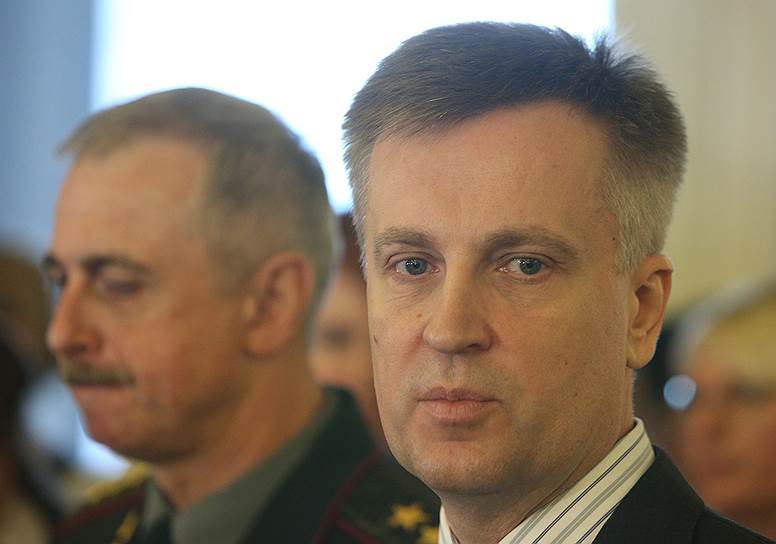 Украинская оппозиция возлагает ответственность за кровопролитие на востоке страны на силовиков — министра обороны Михаила Коваля (слева) и главу СБУ Валентина Наливайченко
