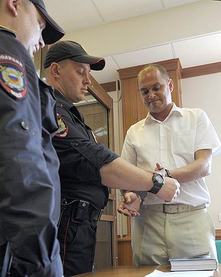 Депутат Госдумы от КПРФ Константин Ширшов (справа) получил пять лет колонии за попытку продать место в парламенте