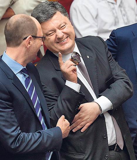 Арсений Яценюк (слева) еще понадобится в кресле премьера новому президенту Украины Петру Порошенко (справа)