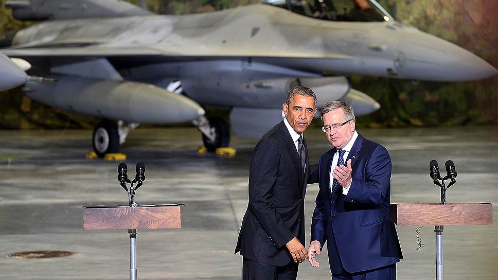 Барак Обама заверил президента Польши Бронислава Коморовского (справа), что США усилят военное присутствие в Восточной и Центральной Европе 