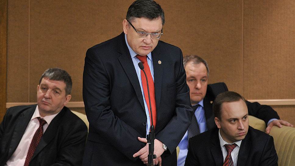 Заместитель министра внутренних дел России Игорь Зубов (в центре)