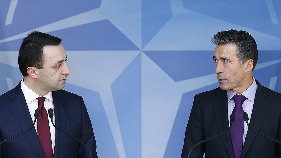 Вердикт генсека НАТО Андерса Фога Расмуссена (справа) премьер Грузии Ираклий Гарибашвили (слева) услышит только в сентябре 
