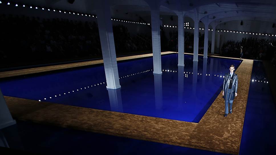 Показ дома Prada прошел в декорациях выстроенного бассейна, напоминавшего подземную Цистерну Базилику в Стамбуле