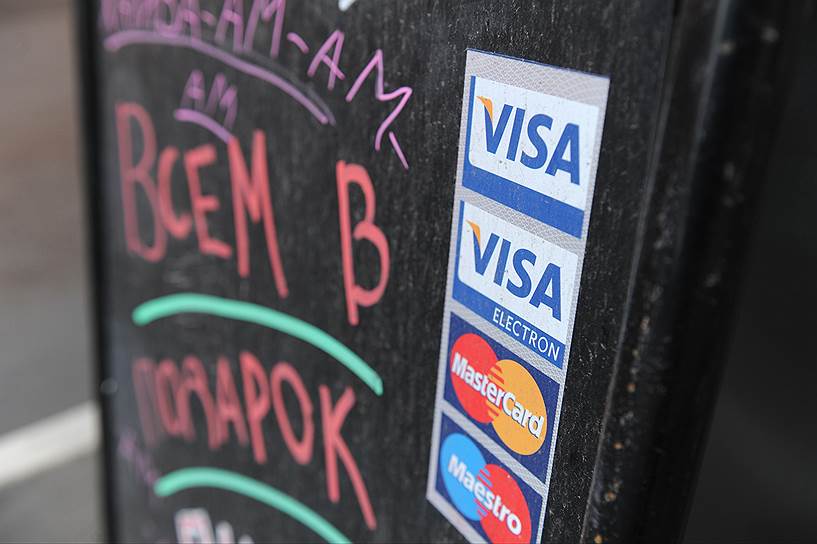 Ввиду отсутствия собственной платежной системы российские власти дают Visa и MasterCard одно послабление за другим