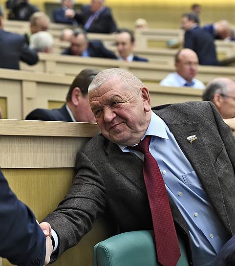 Сенатор Владимир Федоров решил протянуть руку помощи водителям, лишенным прав