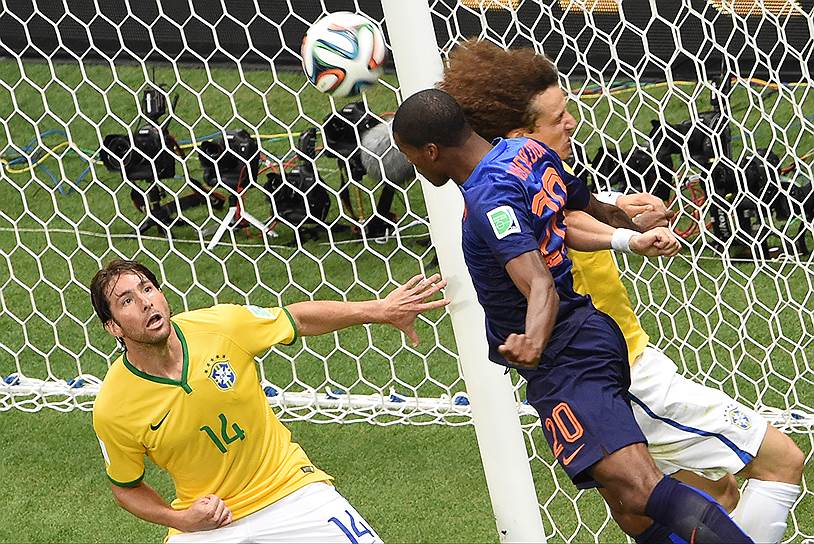 В полуфинале со сборной Германии и в матче за третье место с голландцами бразильская команда (слева — Максвелл, справа — Давид Луис) пропустила в общей сложности 10 мячей 