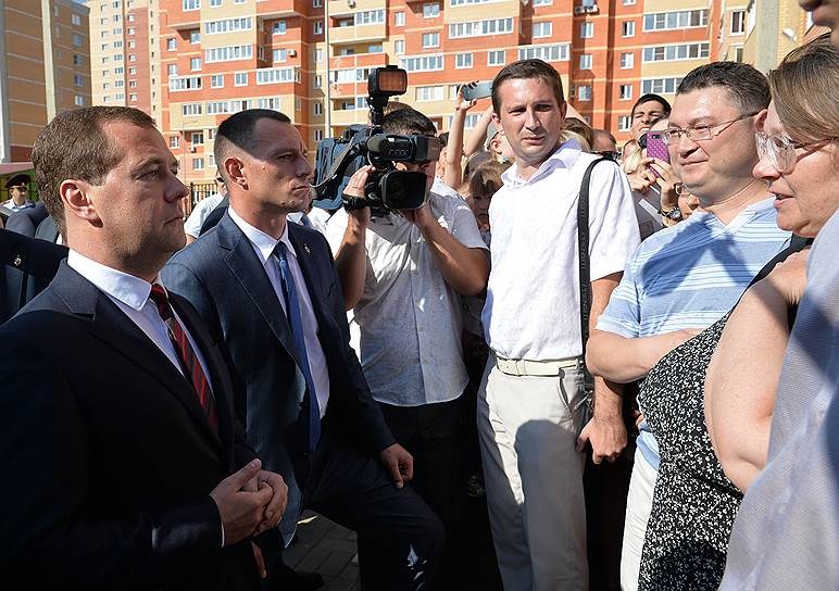 Дмитрий Медведев (слева) пообщался с жителями Липецка после осмотра нового детского сада 
