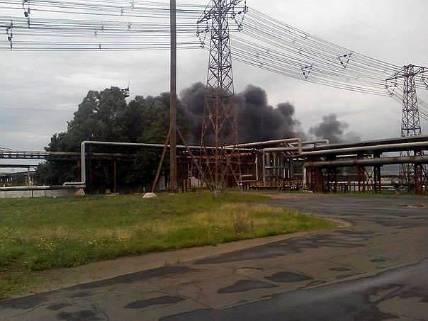 Пожар на Лисичанском нефтеперерабатывающем заводе после артобстрела