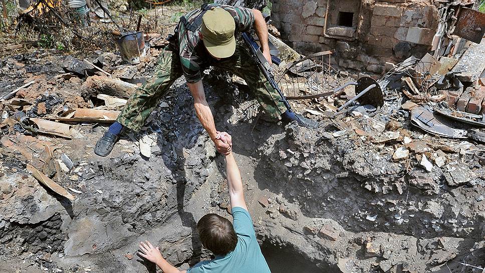 Политическая ситуация на границе России и Украины. Жители в воронке от снаряда в поселке Власовка