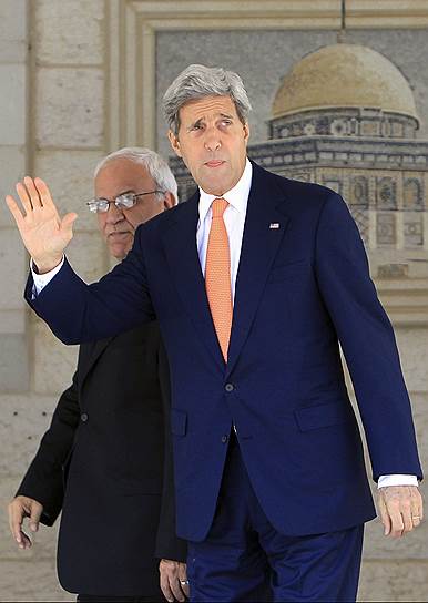 Представитель Организации освобождения Палестины Саиб Эрекат и госсекретарь США Джон Керри
