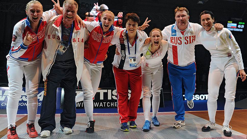 Российские шпажистки и их тренеры дали волю эмоциям только после победы в финале командного турнира над сборной Эстонии