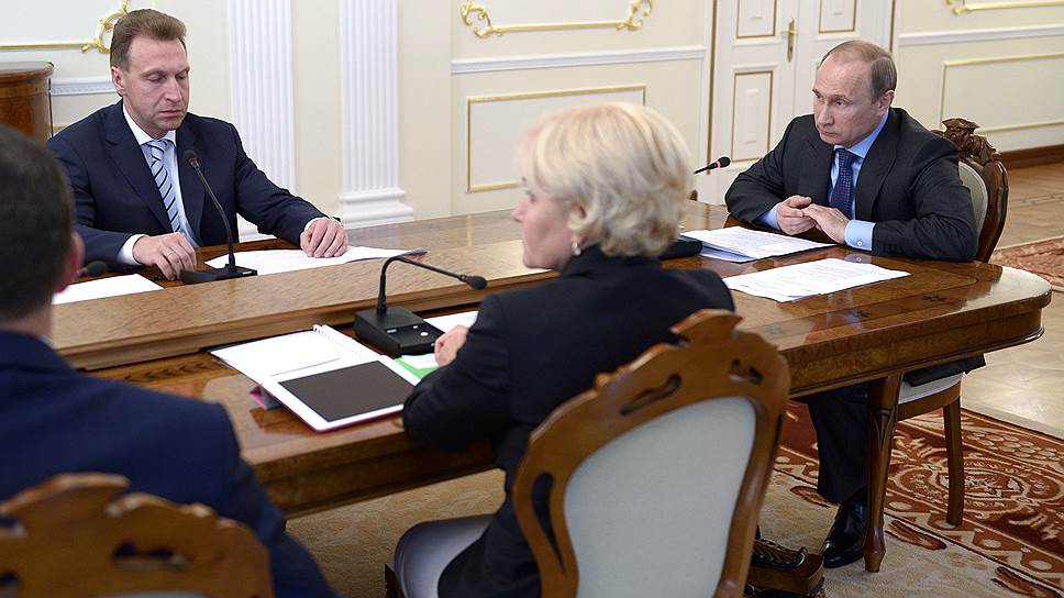 В начале сентября первый зампред правительства РФ Игорь Шувалов (слева) должен положить на стол президенту Владимиру Путину (справа) согласованный проект закона о деофшоризации
