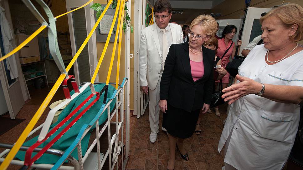 Министр здравоохранения России Вероника Скворцова (в центре) во время посещения Детской Республиканской больницы