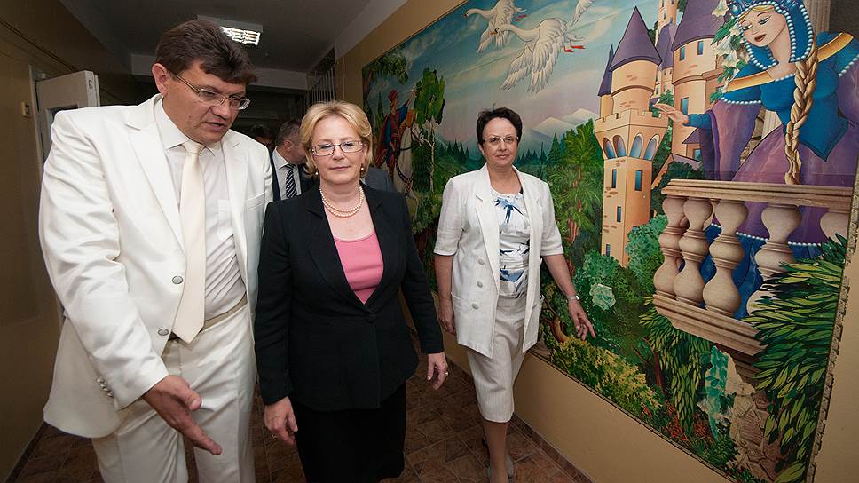 Министр здравоохранения России Вероника Скворцова (в центре) во время посещения Детской Республиканской больницы